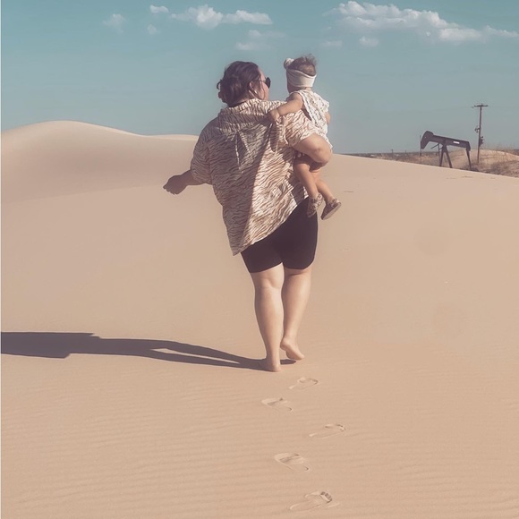 Heyyy! It’s Linzy, your new fave posher 💁🏻‍♀️ - Picture 4 of 8